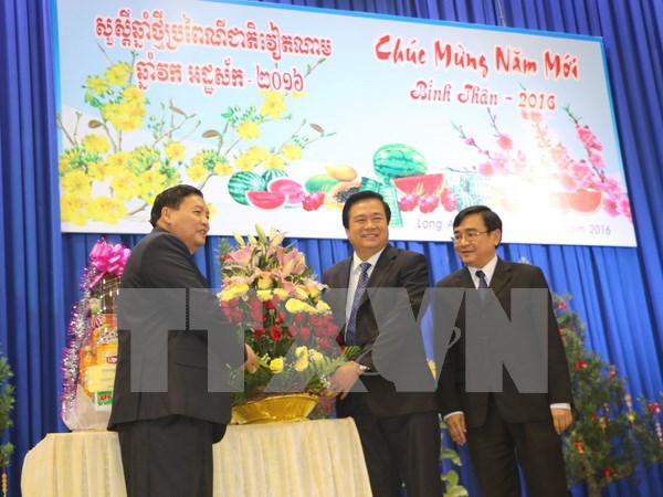 Des responsables cambodgiens formulent leurs vœux du Tet a Long An hinh anh 1