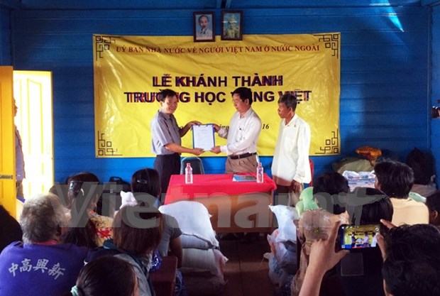 Inauguration d’une ecole flottante pour les enfants de Viet kieu au Cambodge hinh anh 1