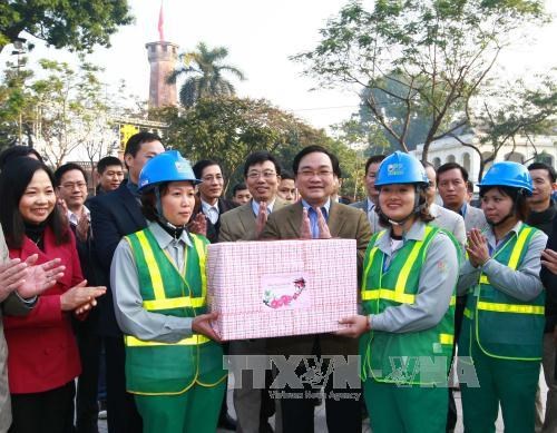 Hoang Trung Hai presente ses vœux du Tet aux travailleurs de la capitale hinh anh 1