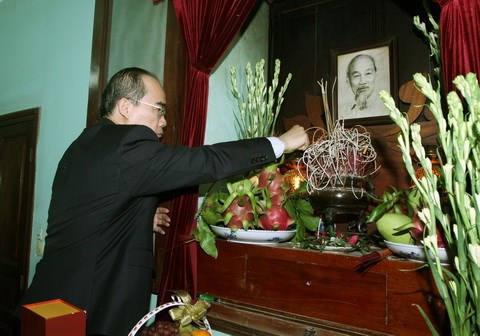 Nguyen Thien Nhan rend hommage au President Ho Chi Minh hinh anh 1