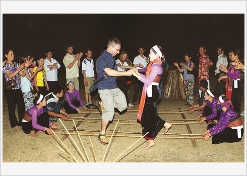 Immersion dans la culture Thai au village de Lac hinh anh 2