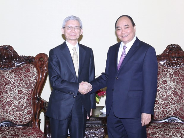 Le vice-Premier ministre Nguyen Xuan Phuc recoit le vice-president executif de Toyota hinh anh 1