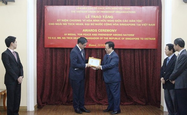 L’ambassadeur de Singapour au Vietnam a l’honneur hinh anh 1