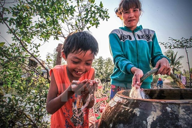 De l'eau potable pour les enfants defavorises hinh anh 1