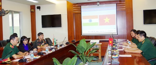 Des diplomates indiens en visite a l’Universite des telecommunications hinh anh 1