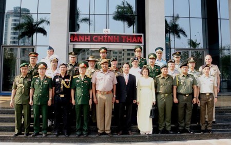 Une delegation d'attaches militaires visite Da Nang hinh anh 1