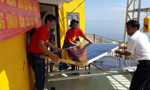 Des Vietnamiens en R. de Coree apportent des generateurs solaires a Truong Sa hinh anh 1