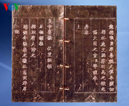 Les livres en metaux precieux de la dynastie des Nguyen hinh anh 1
