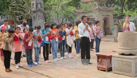 Ninh Binh: pelerinage d'enseignants et eleves vietnamiens de Thailande hinh anh 1