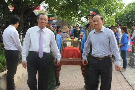 Quang Binh : inhumation des restes de 35 soldats tombes au Laos hinh anh 1