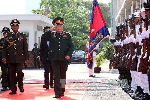Le ministre vietnamien de la Defense en visite de travail au Cambodge hinh anh 1