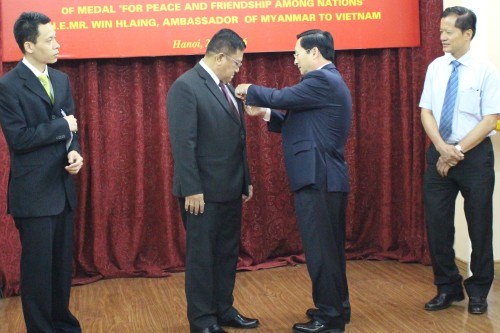 L'Insigne pour la paix et l'amitie entre les nations a l'ambassadeur birman hinh anh 1