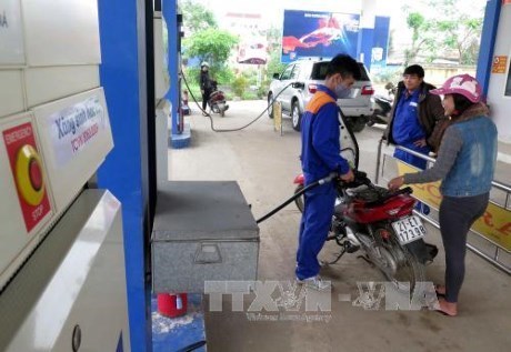 Le litre d’essence diminue de 200 dongs hinh anh 1
