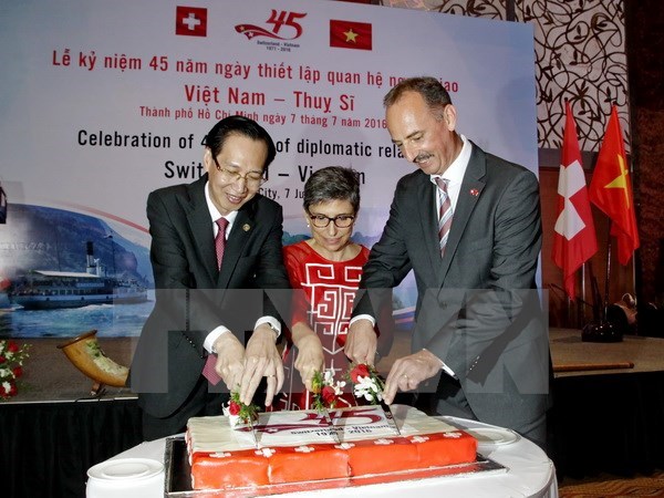Celebration des 45 ans des relations Vietnam-Suisse a Ho Chi Minh-Ville hinh anh 1