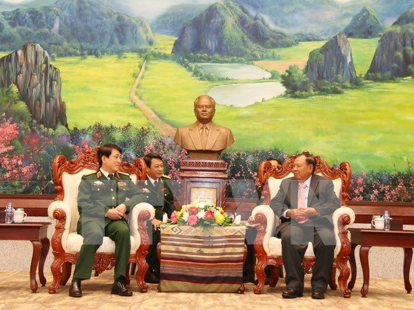 Des dirigeants laotiens apprecient la cooperation militaire avec le Vietnam hinh anh 1