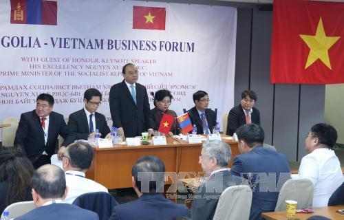 Le PM Nguyen Xuan Phuc present a un forum d'affaires Vietnam-Mongolie hinh anh 1