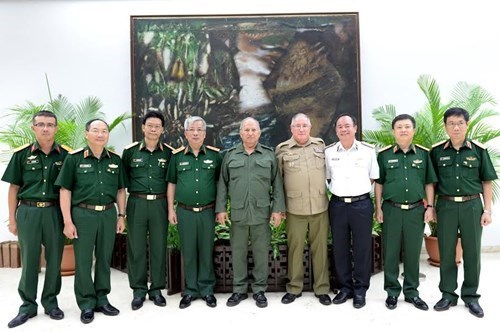 Une delegation du ministere de la Defense en visite d'amitie officielle a Cuba hinh anh 1