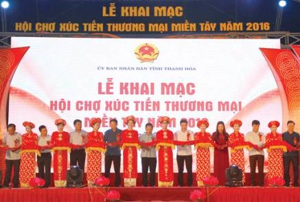 Foire de promotion du commerce de la region de l’ouest de Thanh Hoa 2016 hinh anh 1