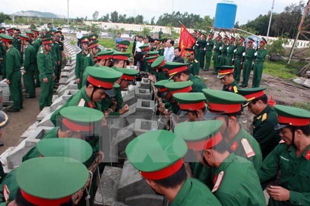 Inhumation des restes de soldats de Kien Giang et de Dong Thap tombes au Cambodge hinh anh 1