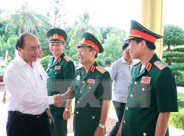 Le PM Nguyen Xuan Phuc travaille avec des responsables du commandement de la 4e zone militaire hinh anh 1