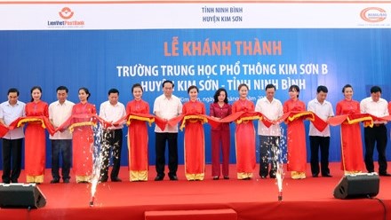 Le chef de l’Etat a la ceremonie d’inauguration des lycees a Ninh Binh hinh anh 1