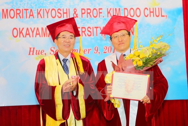 Remise du titre de professeur honoris causa ​a deux professeurs japonais hinh anh 1