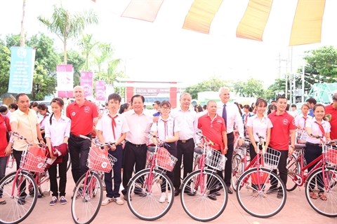 Plus de 2.600 bicyclettes offertes a des enfants demunis hinh anh 1