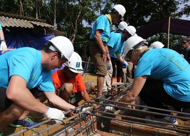 Deux cents volontaires internationaux au chevet des familles pauvres vietnamiennes hinh anh 1