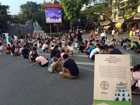 Des jeux traditionnels dans les rues pietonnes a Hanoi hinh anh 1