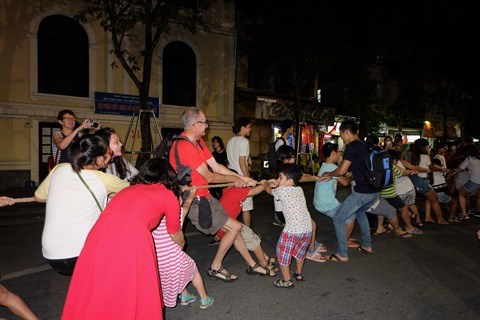 Des jeux traditionnels dans les rues pietonnes a Hanoi hinh anh 2