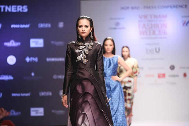 Plus de 20 defiles a la Semaine de la mode internationale du Vietnam automne-hiver 2016 hinh anh 1