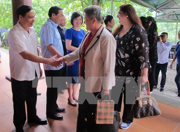 Une delegation d’ambassadrices etrangeres en visite a Ninh Binh hinh anh 1