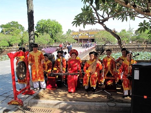 Plus de 1,4 million de touristes etrangers ont visite Hue hinh anh 1