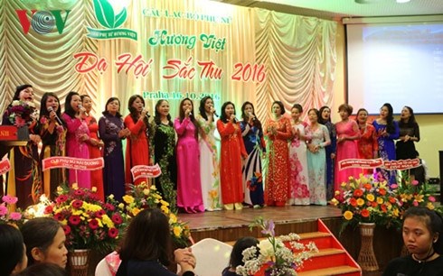 Soiree de gala «Couleurs de l’automne»: Exalter les belles vertus de la femme vietnamienne hinh anh 1