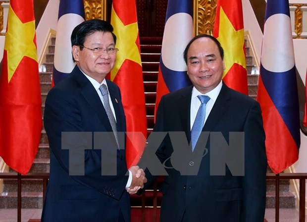 Entretien entre les deux Premiers ministres vietnamien et laotien hinh anh 1