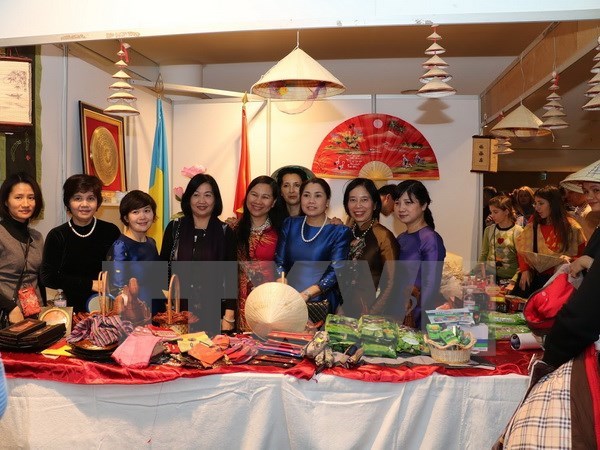 Le Vietnam a la foire de charite Bazaar en Ukraine hinh anh 1