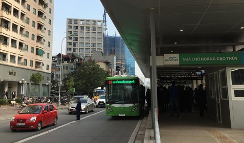 Hanoi: des bus express prets a entrer en service hinh anh 1