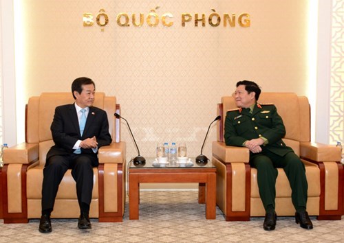 Le general Ngo Xuan Lich recoit le vice-ministre sud-coreen de la Defense hinh anh 1