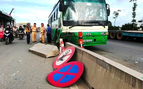 Les accidents de la route font 33 morts au premier jour de 2017 hinh anh 1