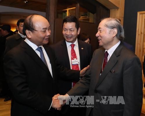 Nguyen Xuan Phuc rencontre la presse en marge du Forum economique mondial a Davos hinh anh 1