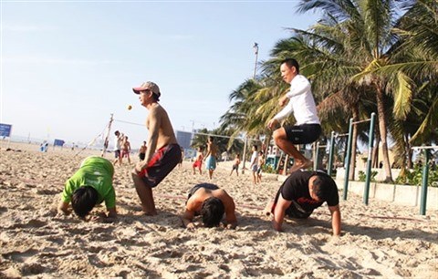 Une classe de fitness gratuite sur la plage de Da Nang hinh anh 1