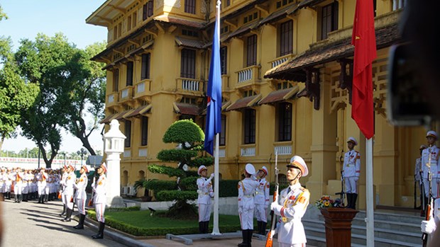 Ceremonie de levee du drapeau marquant le 50e anniversaire de l'ASEAN hinh anh 1