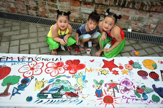 «Je dessine le futur» : Fete de la mi-automne pour les enfants handicapes hinh anh 1