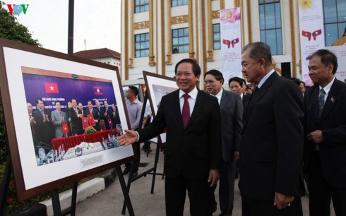 Exposition : les relations Vietnam-Laos vues par la presse hinh anh 1