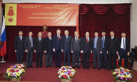Le Vietnam remet l’Ordre de l’Amitie aux dirigeants du Service russe de la securite hinh anh 1