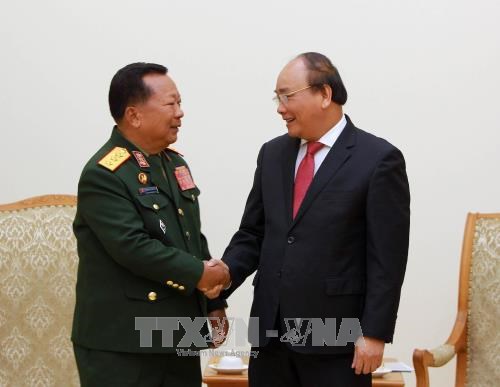 Le Premier ministre Nguyen Xuan Phuc recoit le ministre laotien de la Defense hinh anh 1
