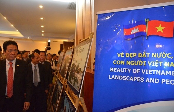 Exposition photographique sur les relations Vietnam-Cambodge a Phnom Penh hinh anh 1