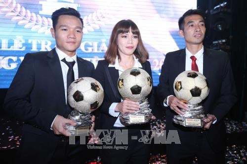 Football : Dinh Thanh Trung remporte le Ballon d'Or du Vietnam 2017 hinh anh 1