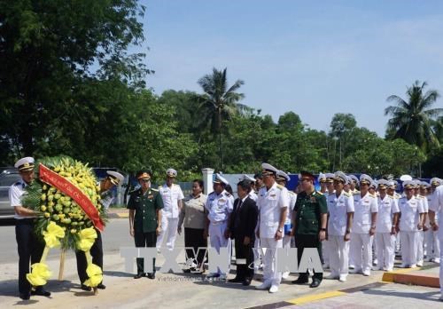 Un navire de la Marine vietnamienne en visite au Cambodge hinh anh 2