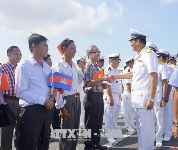 Un navire de la Marine vietnamienne en visite au Cambodge hinh anh 1